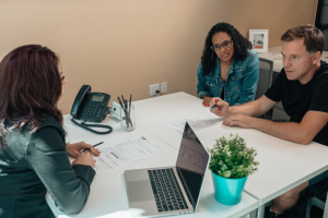 Intended parents meeting with a surrogacy coordinator during a consultation